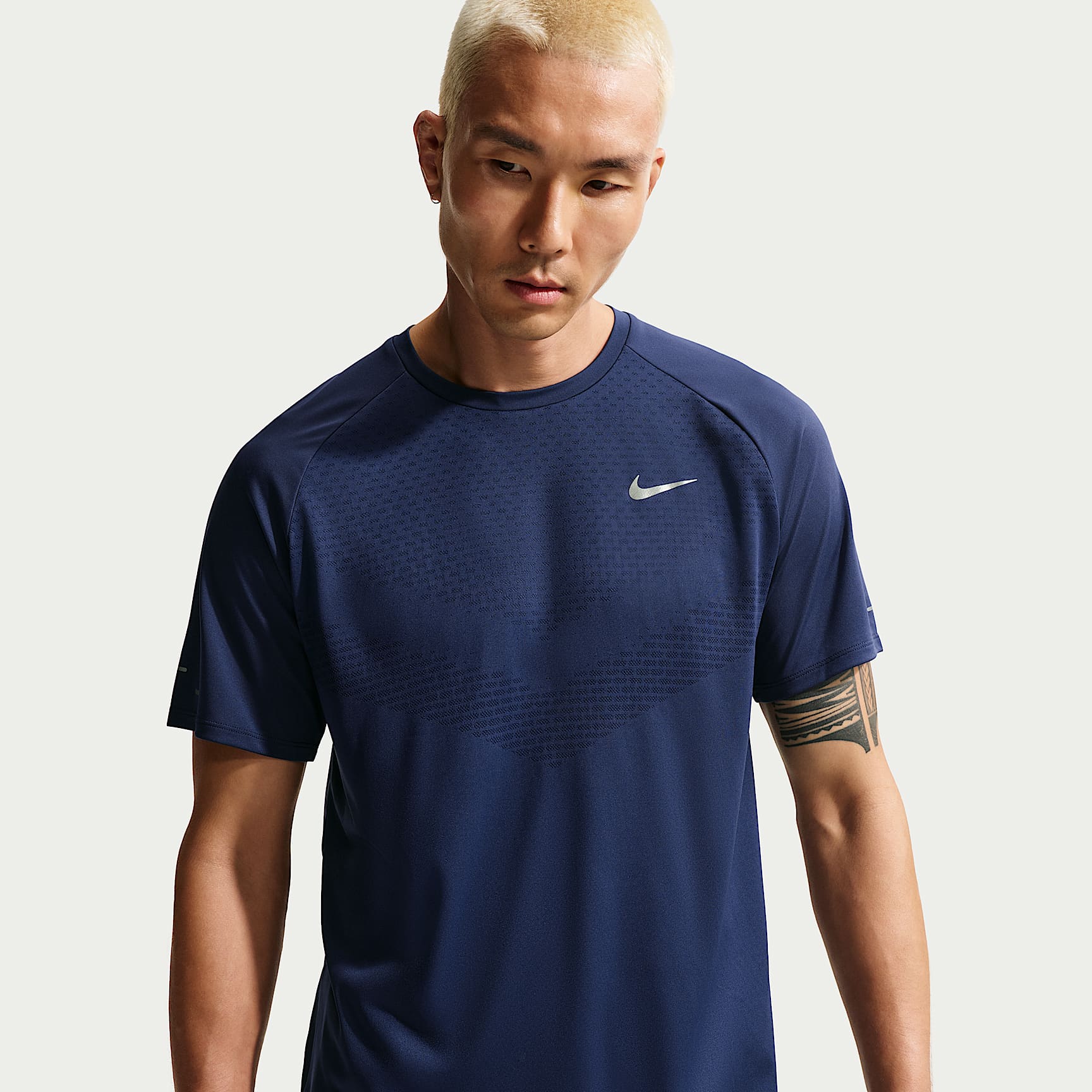 【新品・未使用】NIKE STRIDE Dri-FIT TOPS size L Nike Stride Men's Dri-FIT ADV Short-Sleeve Running Top. Nike.com
